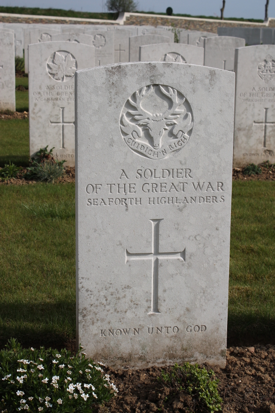 Gravestone of an unknown soldier of the Seaforth Highlanders, a Scottish regiment, in Cabaret Rouge British Cemetery.
Text:
Cuidich 'n Righ (Aid the King)
A Soldier of the Great War
Seaforth Highlanders
Known Unto God